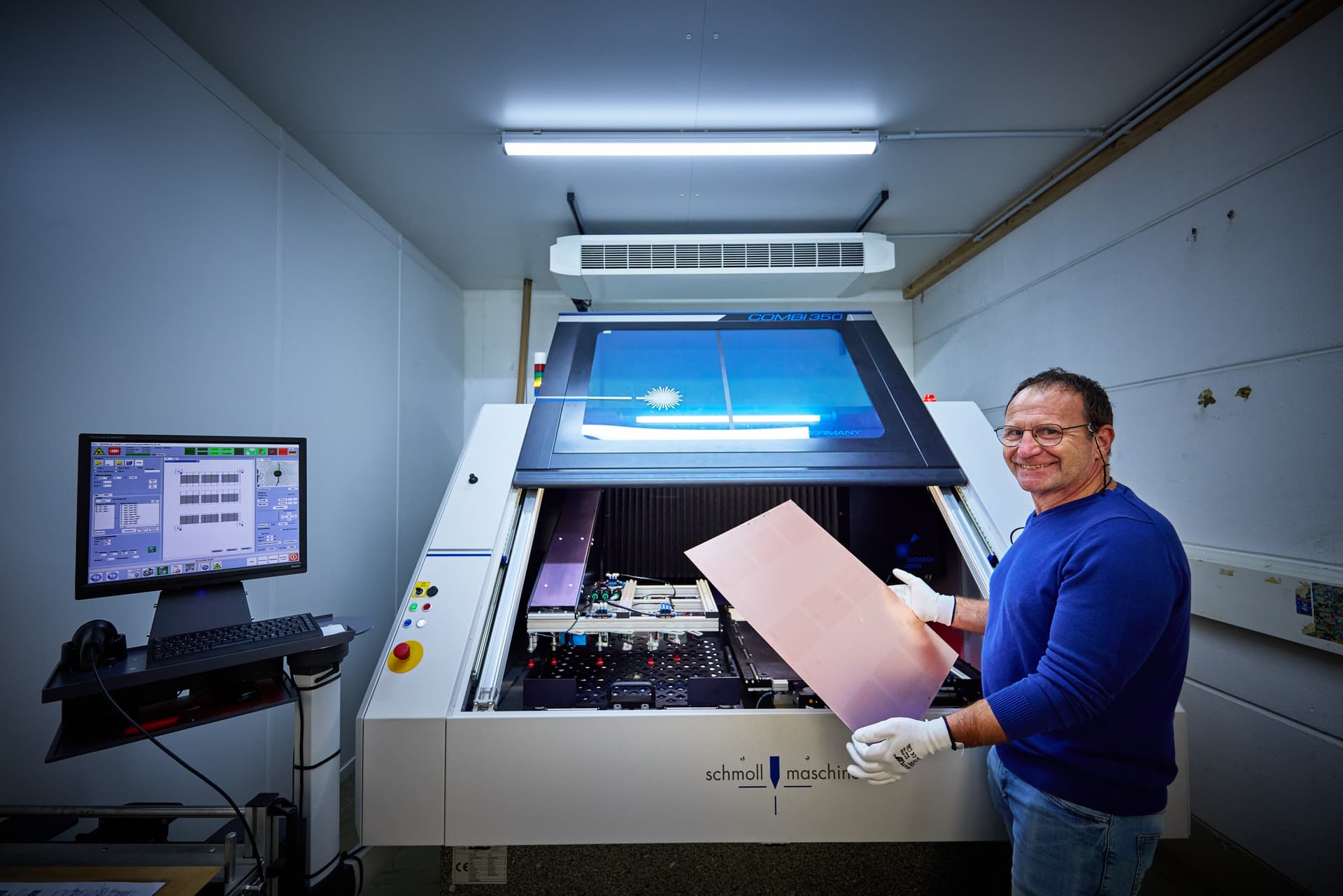 Inbetriebnahme Laser-Bohrmaschine für Micro-Vias.